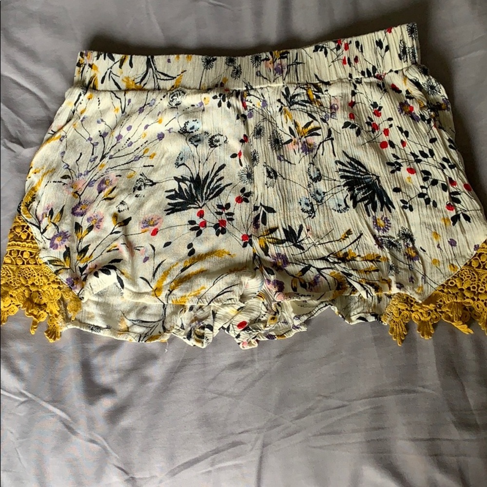 NWOT ✨Dry Goods ✨ Lace Up Flower Pattern Shorts